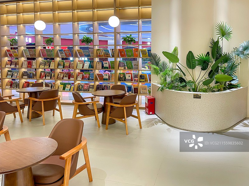 时尚风格书店咖啡馆内的座位和书架图片素材