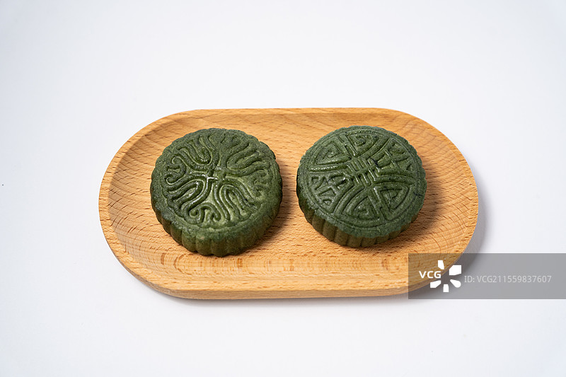 白色背景中的艾草清明馃青团图片素材