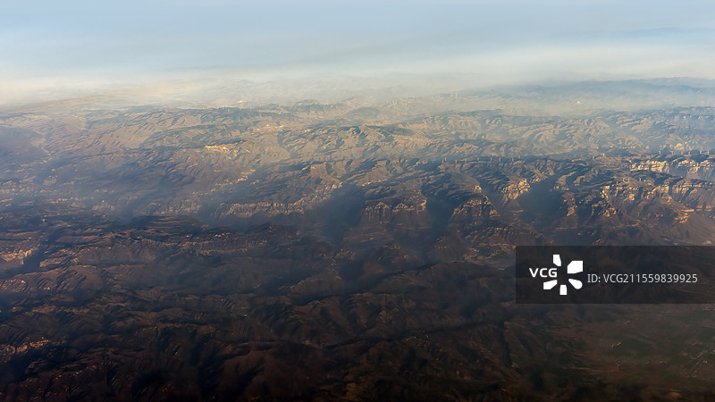 从飞机窗户鸟瞰山脉和日落图片素材
