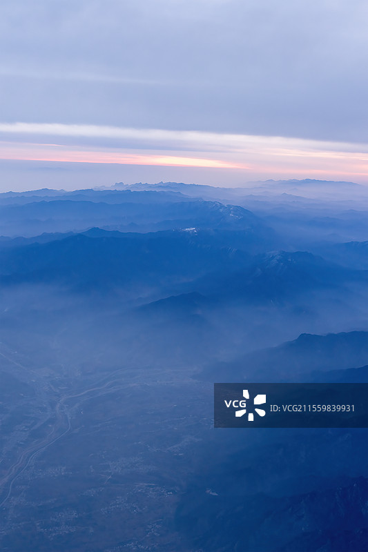 从飞机窗户鸟瞰山脉和日落图片素材