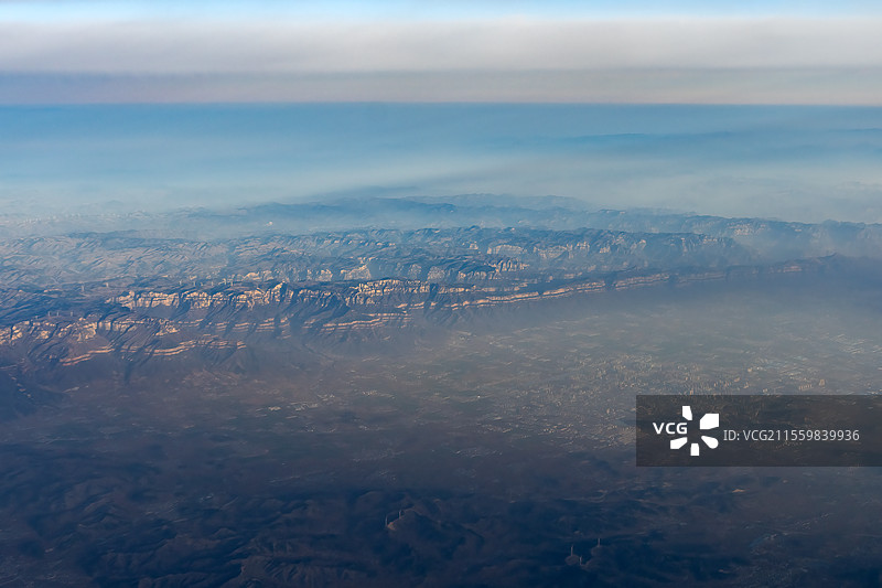 从飞机窗户鸟瞰山脉和日落图片素材