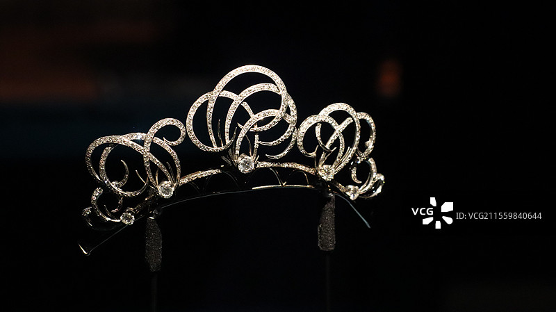 广东省博物馆 凝眸特展 钻石涡卷造型头冠图片素材