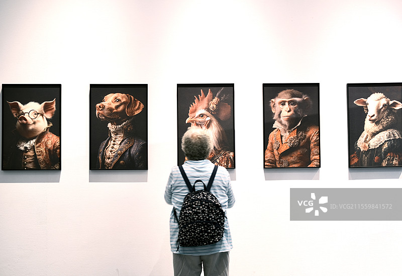 看画展的老人 参观艺术展的人 深圳大芬油画村图片素材