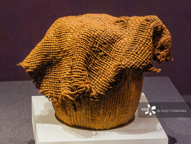 湖南省博物院展出新疆维吾尔自治区博物馆藏小河墓葬出土夏朝文物草编篓图片素材