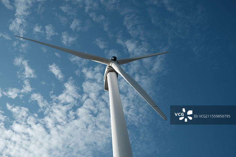 温州洞头白迭村山顶的风车图片素材