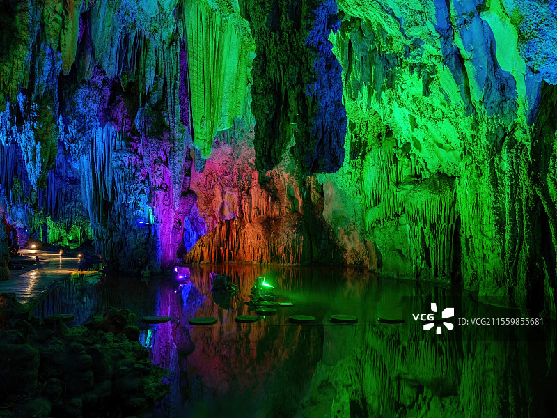 泸西县的溶洞阿庐古洞图片素材