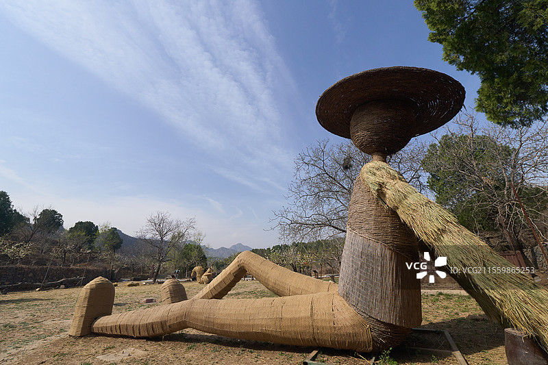 北京谷山村景区巨型稻草人雕塑图片素材