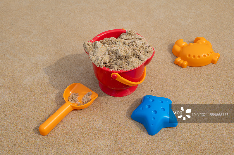 海边沙滩上的儿童挖沙工具玩具图片素材