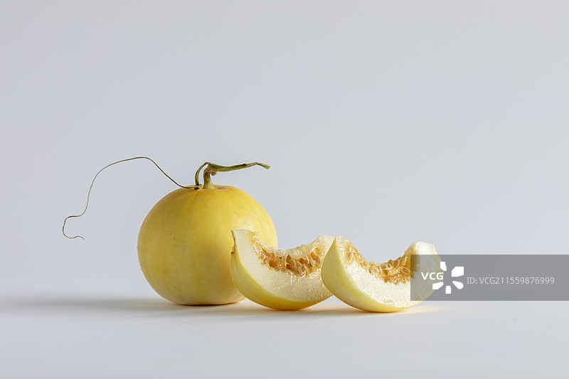 白色背景上的冰糖脆甜瓜特写镜头图片素材