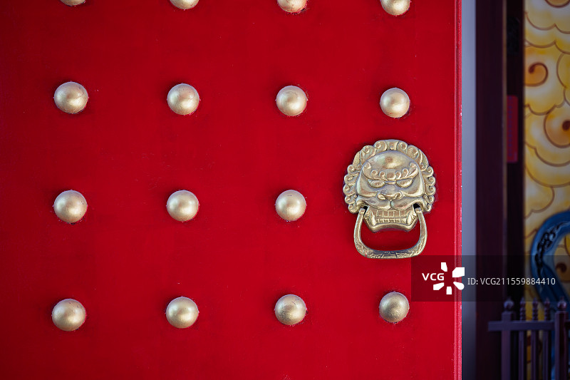 中国传统红色门上的金色狮子门环图片素材