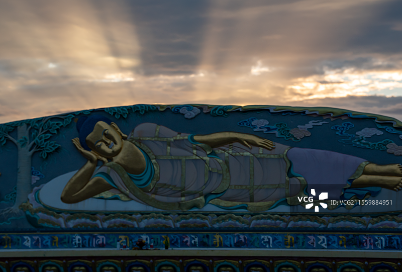 青海湖边的卧佛雕像图片素材