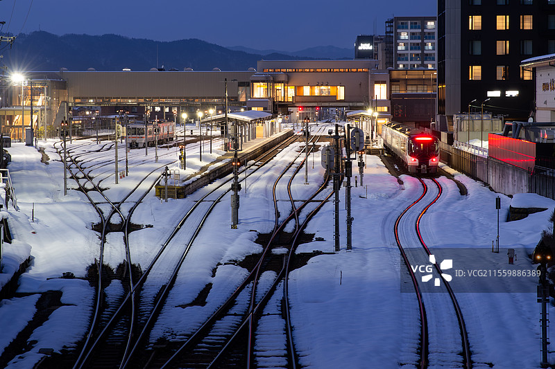 傍晚的日本北陆地区雪景铁路图片素材