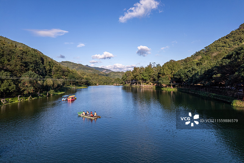 莆田九龙谷国家森林公园的湖面上的一些游船的航拍图图片素材
