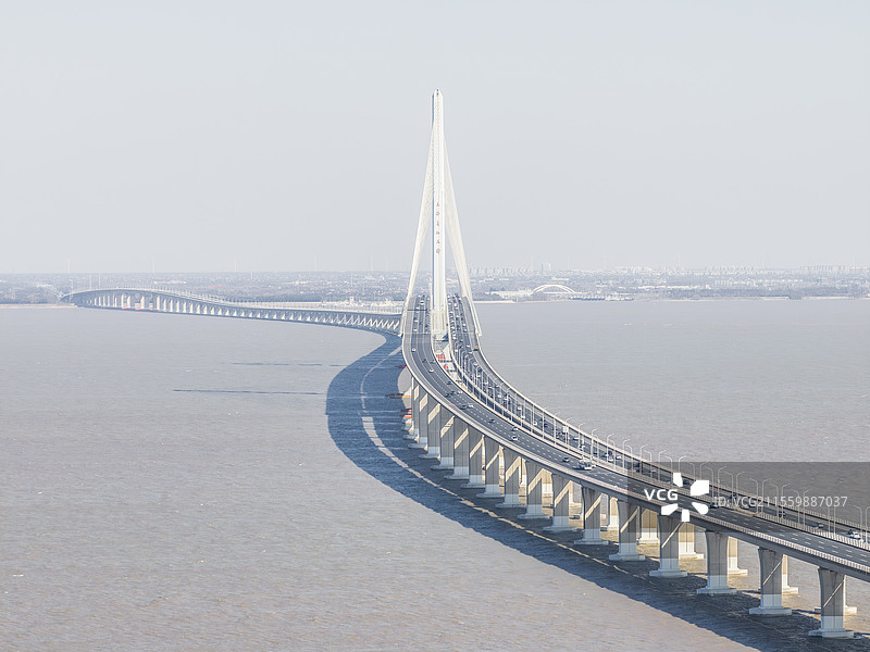 上海长江大桥崇明启东跨海跨江交通要道高速江上江面水面无云白天蓝天图片素材