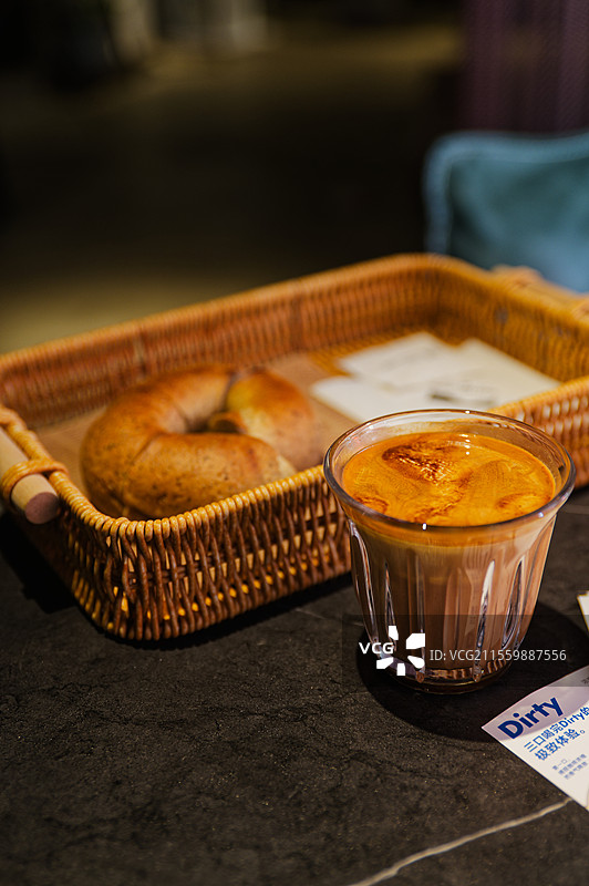 咖啡馆里桌上食物-dirty咖啡搭配贝果面包图片素材