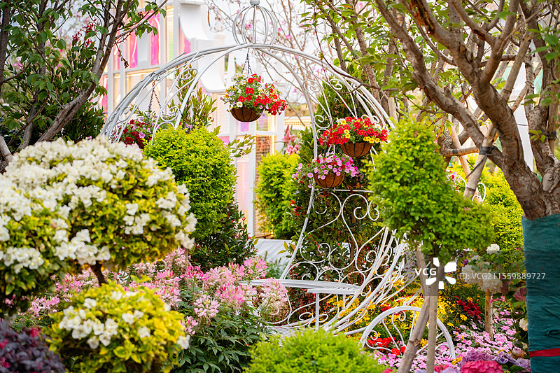 深圳笔架山公园粤港澳大湾区花展铁制桌椅花车图片素材