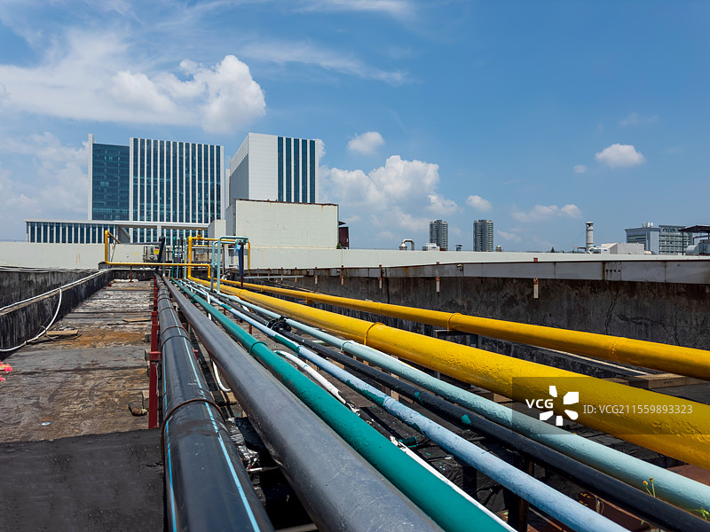 工厂楼顶的管道和阀门图片素材