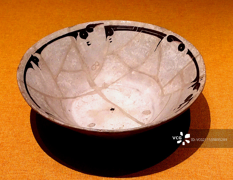 2025年4月广东省博物馆“波斯文化艺术瑰宝展”文物—陶器（萨曼王朝）、库法体铭文陶碗图片素材