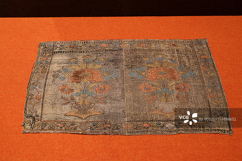 花瓶纹织金锦，萨非王朝（公元16世纪），伊朗德黑兰大学穆卡达姆博物馆藏图片素材