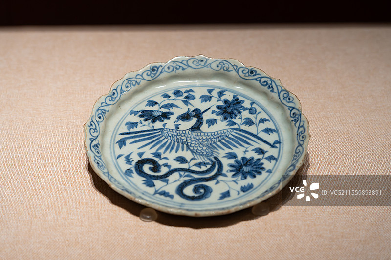 元青花单凤纹盘，瓷器，元代（公元1271-1368年），广东省博物馆藏图片素材