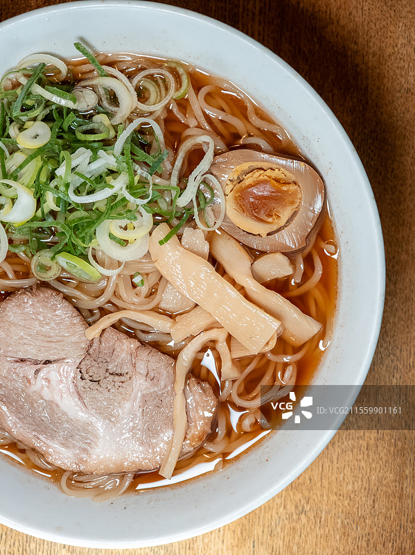 日式叉烧拉面碗配鸡蛋和葱花图片素材