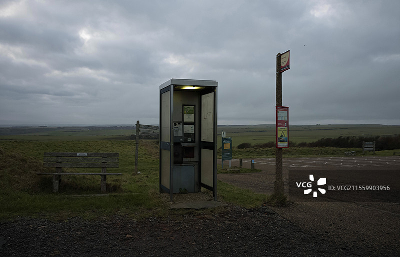 小岛南端的孤独电话亭图片素材