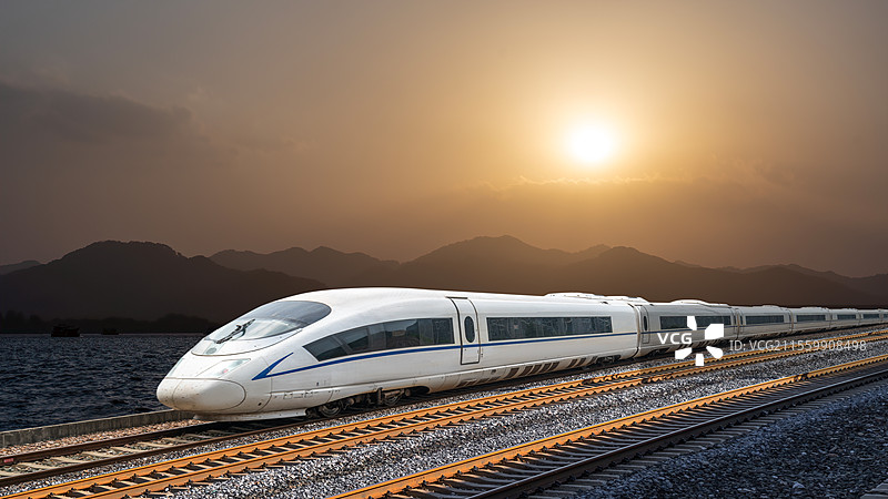 日落时分高速列车俯瞰风景图片素材