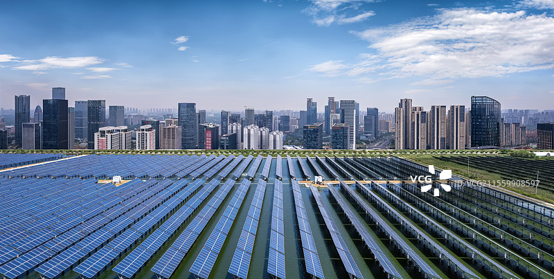 俯瞰现代城市天际线的宽敞太阳能电池板图片素材