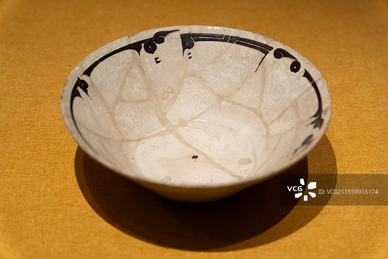 内沙布尔风格陶器：库法体铭文陶碗，萨曼王朝（公元9-10世纪），伊朗礼萨·阿巴斯博物馆藏图片素材