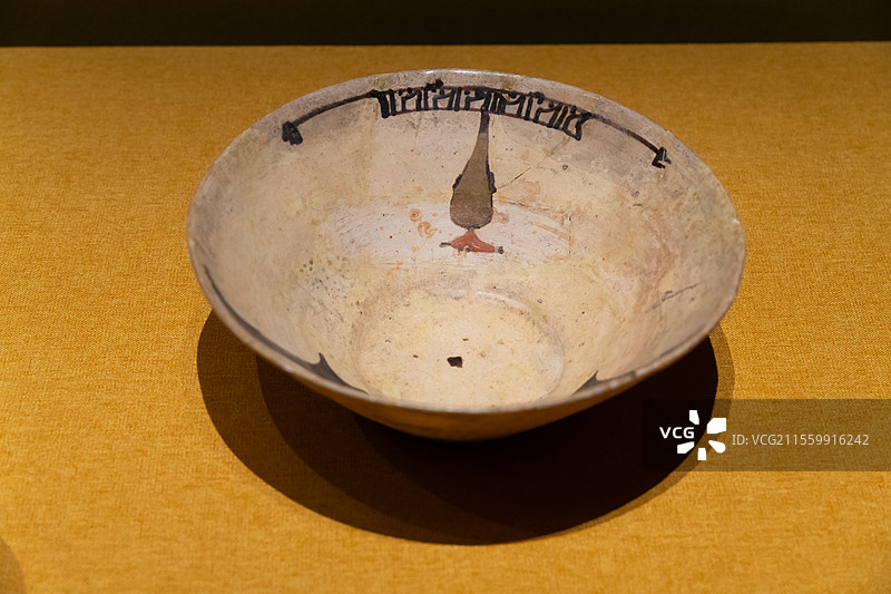 内沙布尔风格陶器：库法体铭文陶碗，萨曼王朝（公元9-10世纪），伊朗礼萨·阿巴斯博物馆藏图片素材