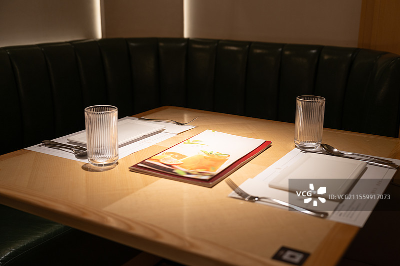 安静的双人餐桌，准备迎宾图片素材