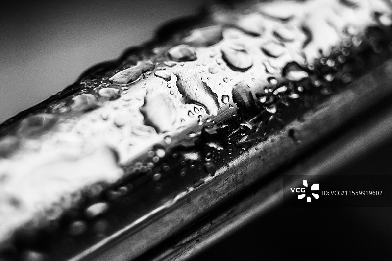 下雨天的不锈钢管……图片素材