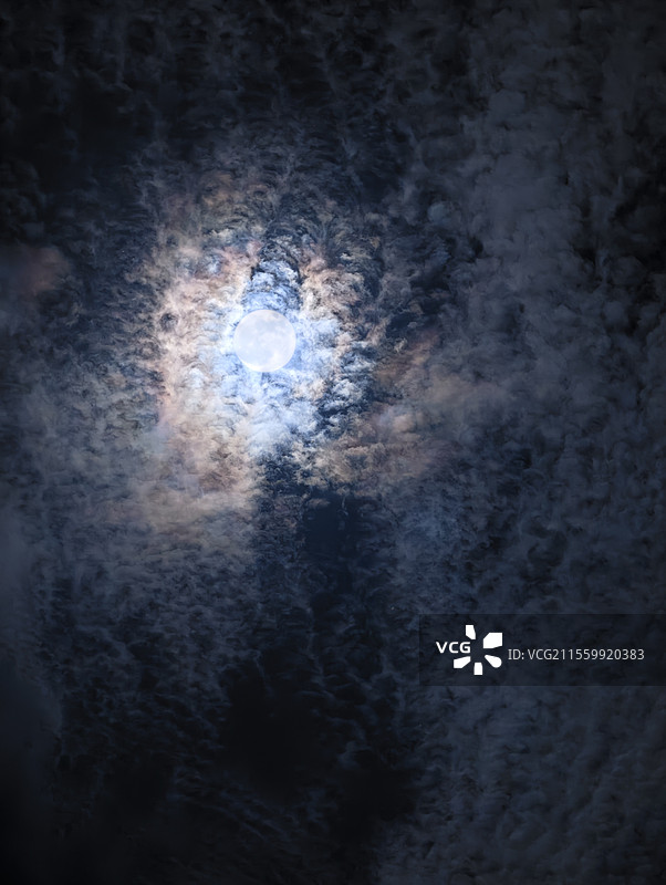 夜空中一轮明月穿透云层图片素材