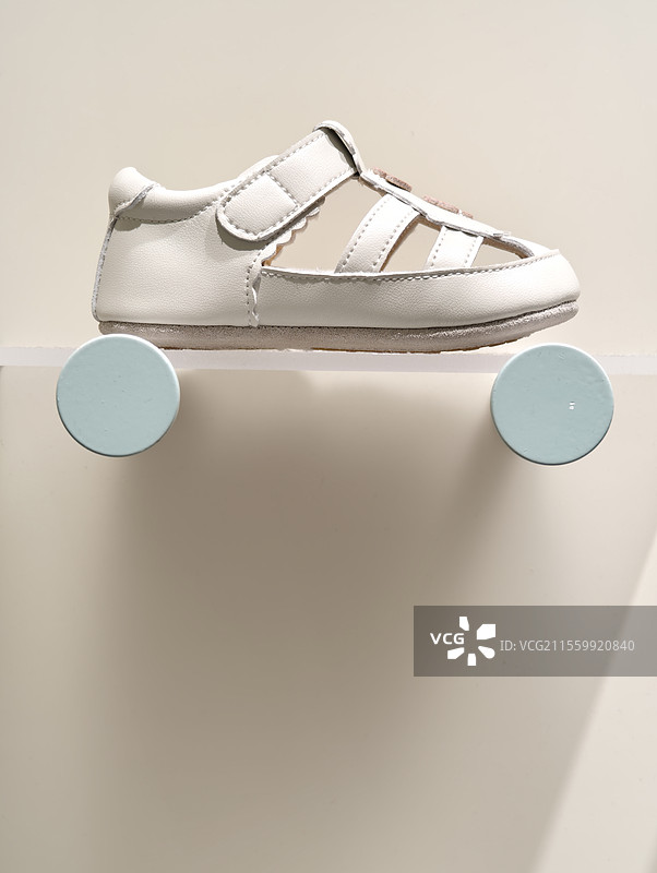白色墙壁上悬挂着白色儿童鞋图片素材