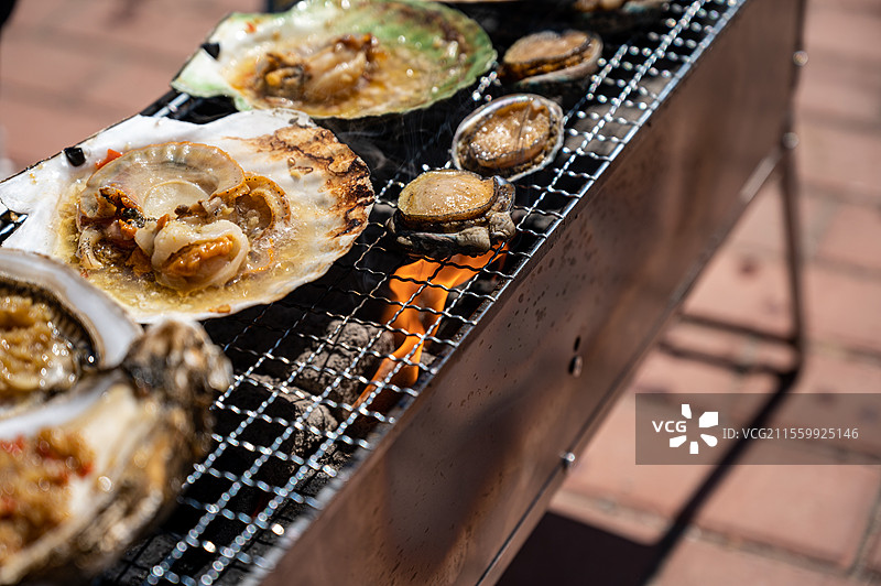 烧烤架上的海鲜特写镜头，北方烧烤炉上的烧烤美食图片素材