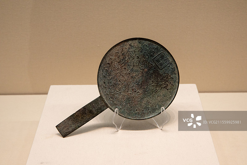 太仓博物馆宝应博物馆“包换青铜”铭文花卉执镜 年代:宋质地:铜图片素材