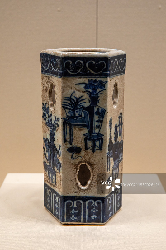 太仓博物馆宝应博物馆青花博古纹镂空瓷帽简 年代:清质地:瓷图片素材