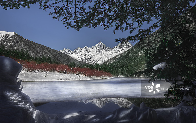 七色海上的莲花雪山图片素材