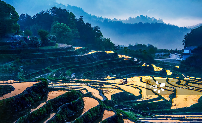 雾云山梯田金光远黛山峦图片素材