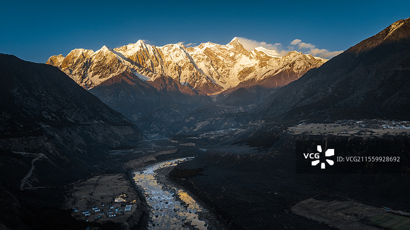 南迦巴瓦雅鲁藏布江日照金山图片素材