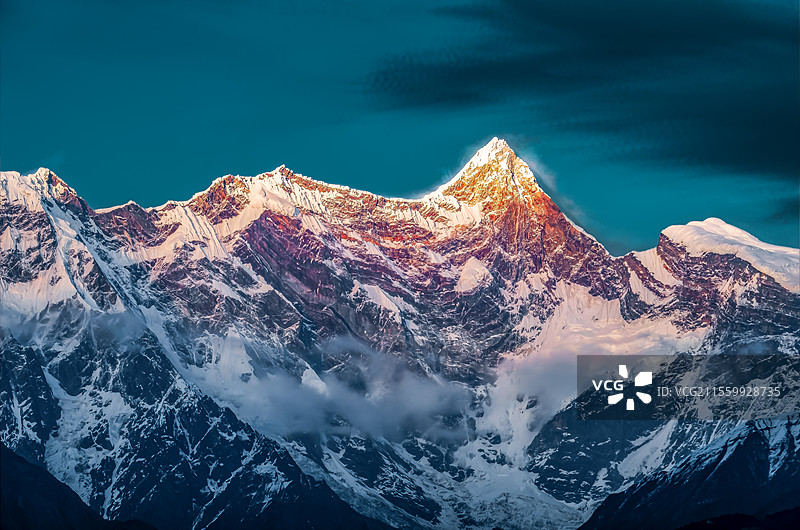 西藏众山之父南迦巴瓦峰神山日照金山图片素材