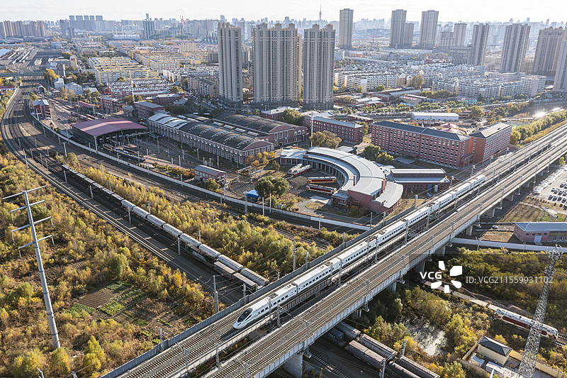 哈牡客运专线动车组列车通过三棵树机务段扇形车库，下方滨北线列车交汇图片素材