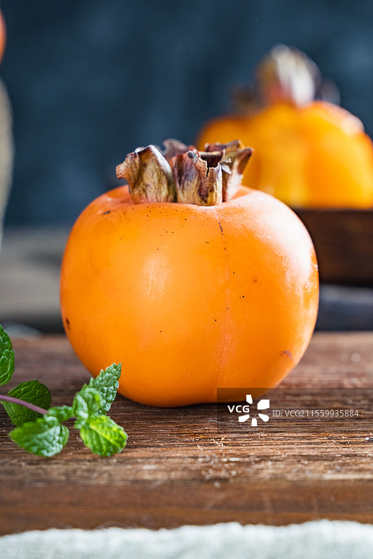 暗调静物美食自然成熟充满纹理感的柿子氛围感拍摄，让人充满食欲可做壁纸背景图片素材