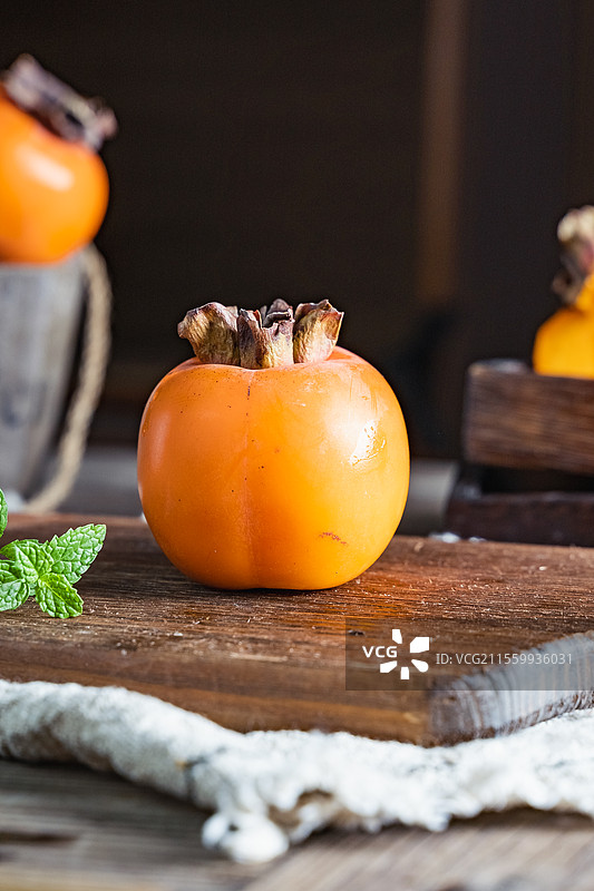 暗调静物美食自然成熟充满纹理感的柿子氛围感拍摄，让人充满食欲可做壁纸背景图片素材