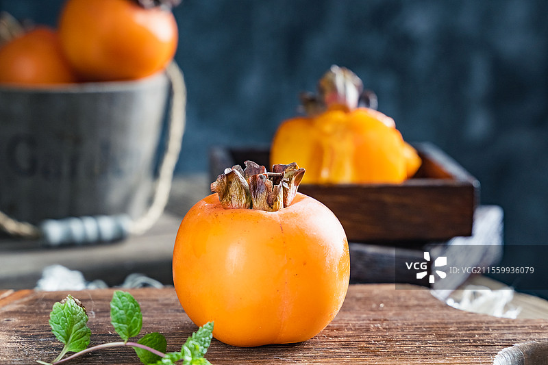 暗调静物美食自然成熟充满纹理感的柿子氛围感拍摄，让人充满食欲可做壁纸背景图片素材