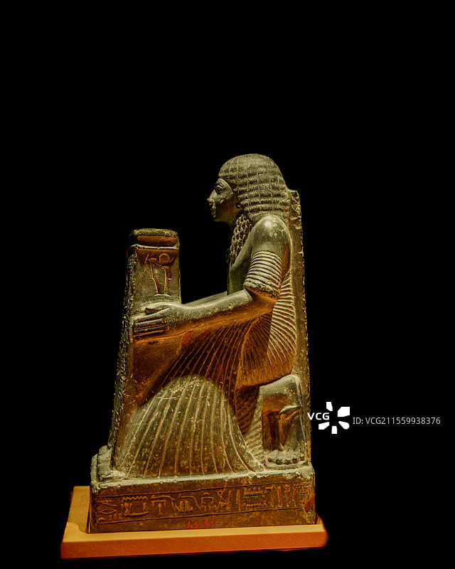 怀抱阿蒙神龛的玛胡赫跪像（片岩），新王国时期。埃及国家博物馆，上博古埃及文明大展图片素材
