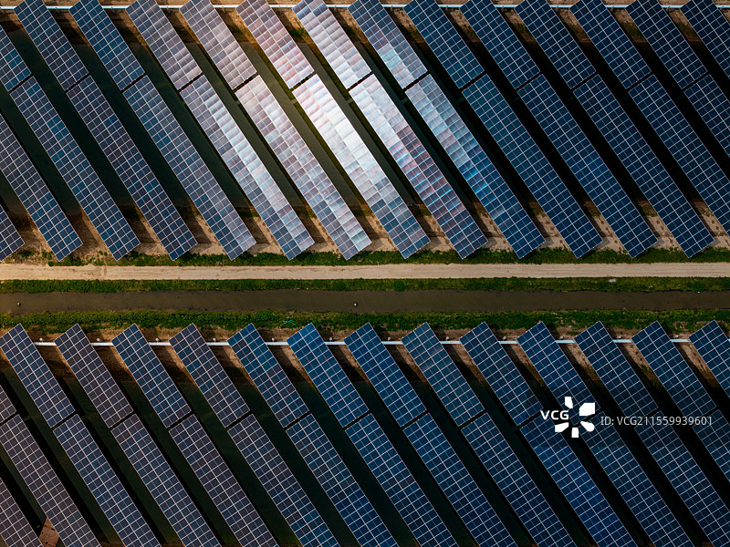 新农村里的太阳能光伏发电板图片素材