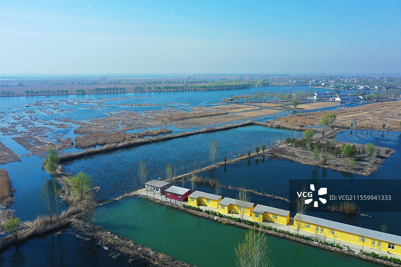 碧水彩云映雄安，鸟歌人语往来船千重苇荡藏众鸟，处处雁鹭醉柳烟舟载新城如画卷，波摇旧梦枕荷眠图片素材
