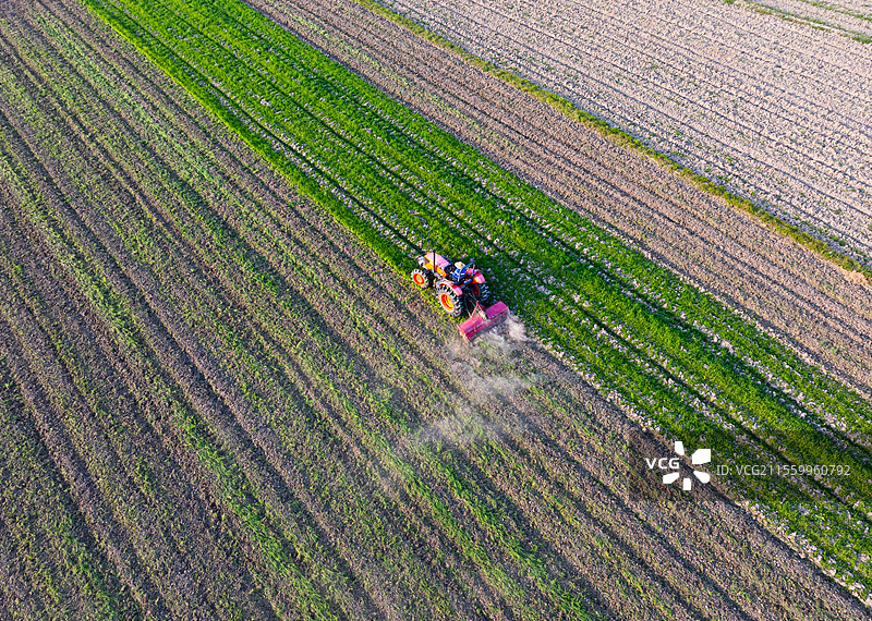 农田机械化犁土备耕图片素材