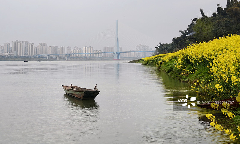 《一叶孤舟》四川省宜宾市南溪区高速公路桥南岸长江边……图片素材